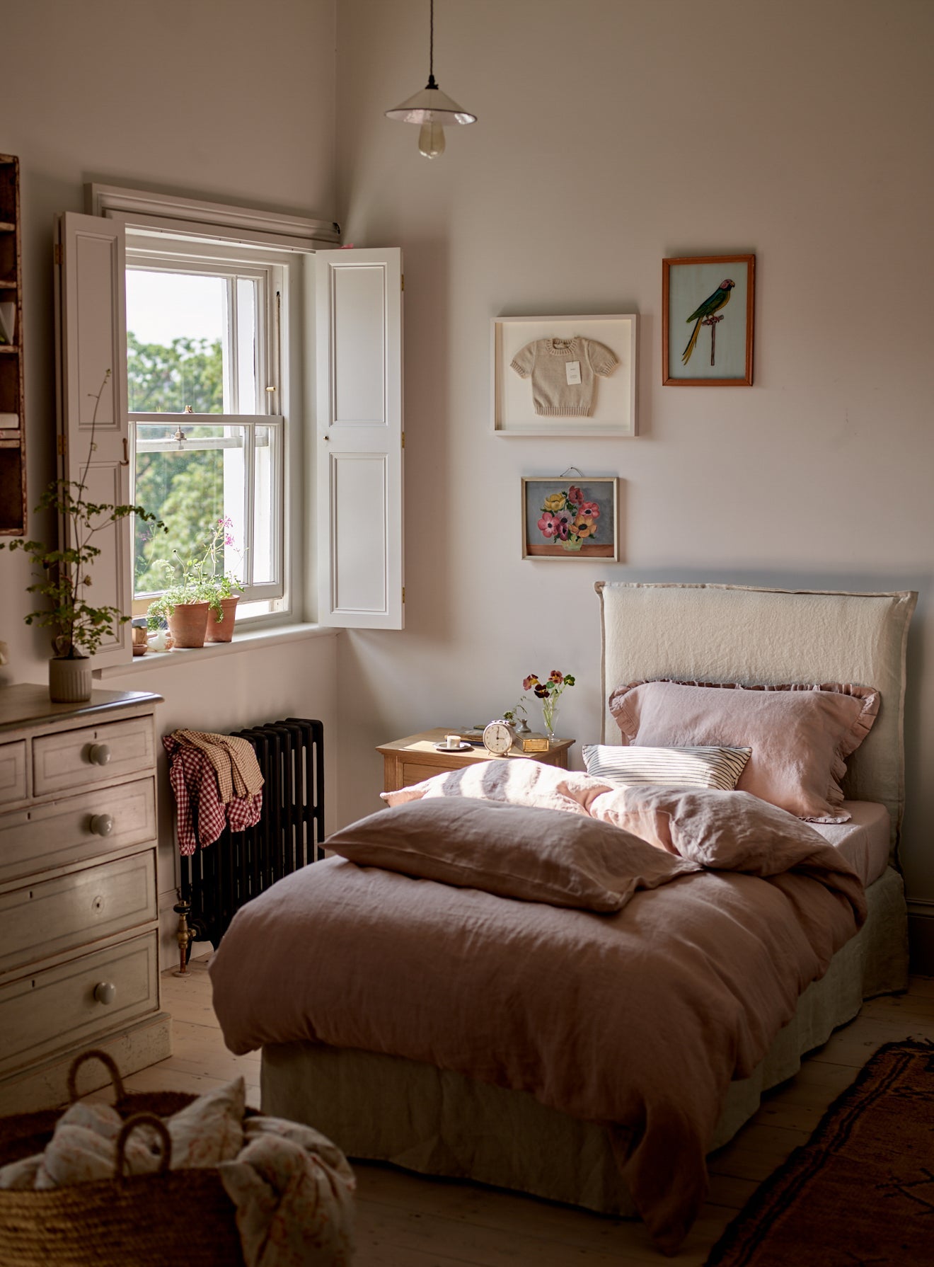 Mila Bed, Natural Linen