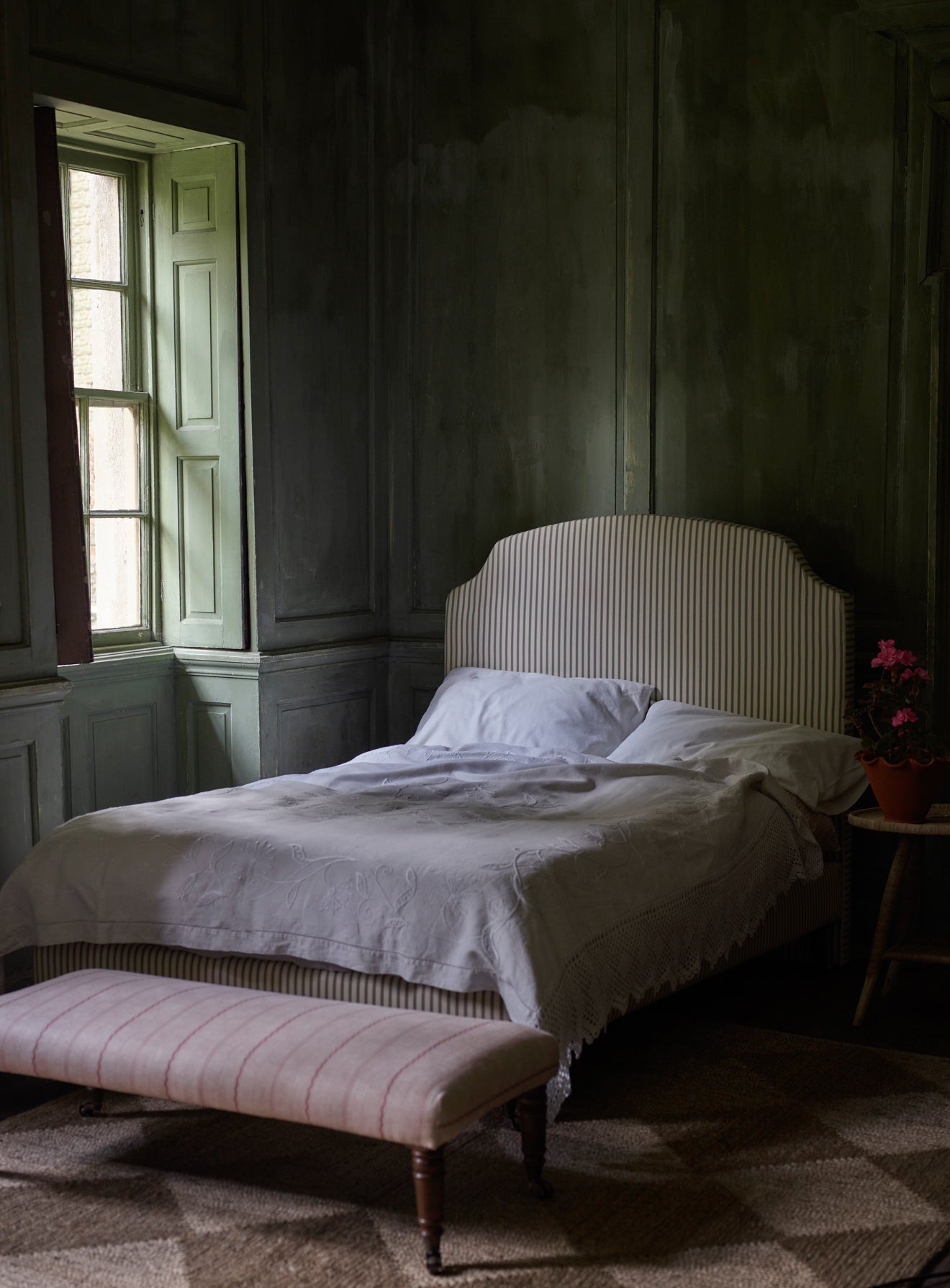 Sloane Bed, Sage Stripe
